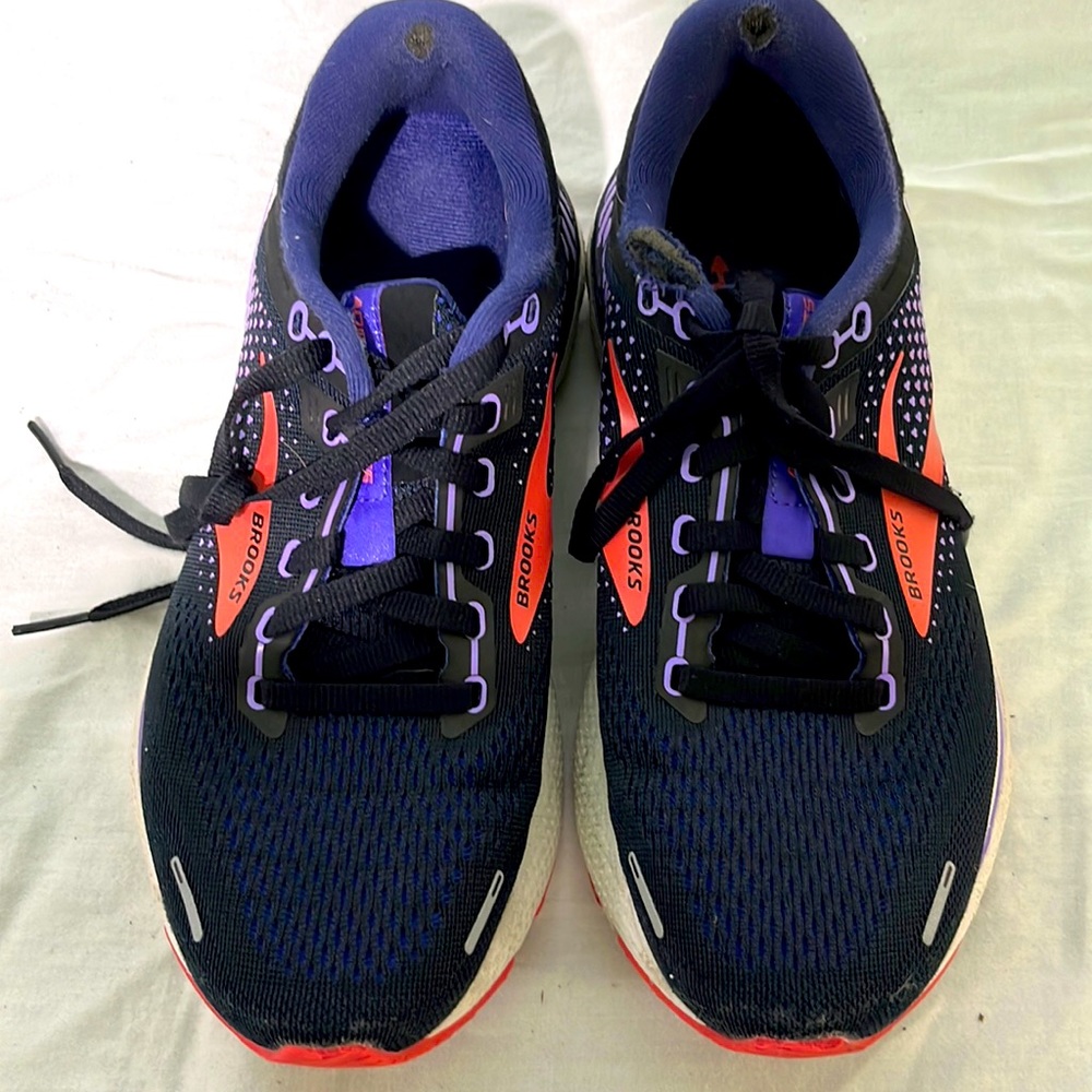 Brooks size 7 Women’s running shoe. Purple and pink.